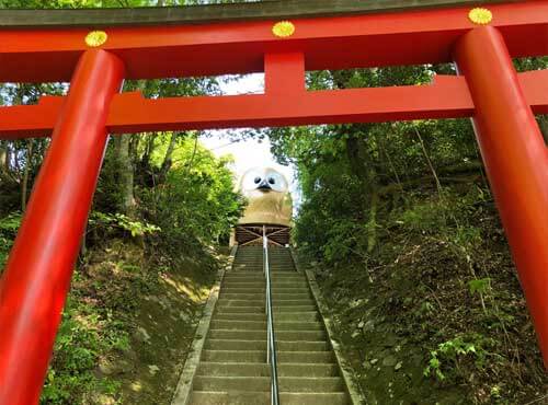 鷲子山上神社：金運不苦労(フクロウ)御柱への階段